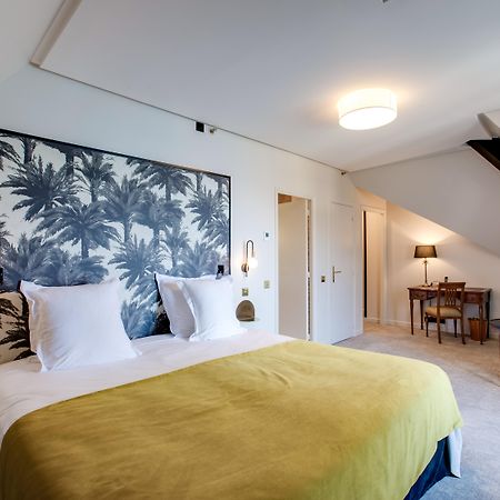 Le Palace De Menthon Екстер'єр фото A room at the hotel