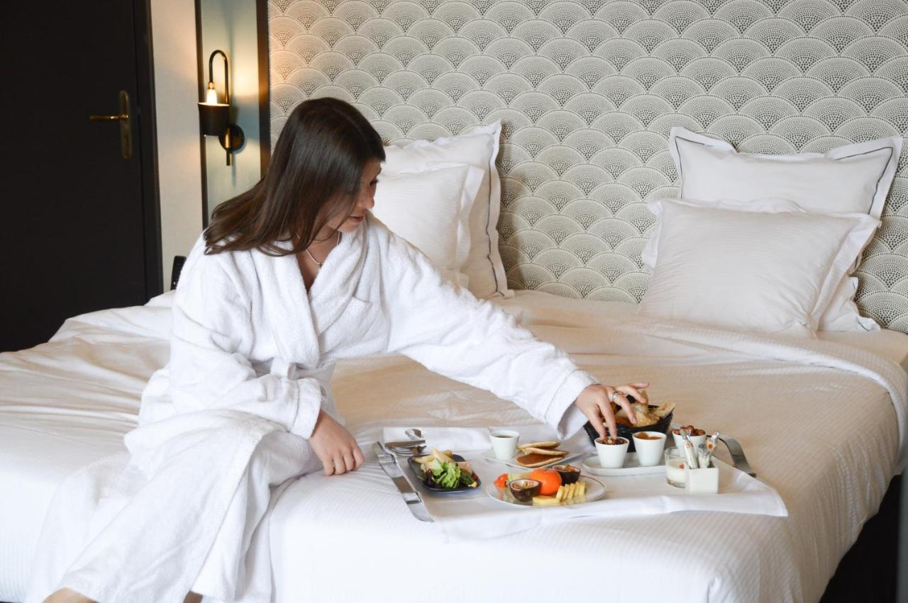 Le Palace De Menthon Екстер'єр фото Room service