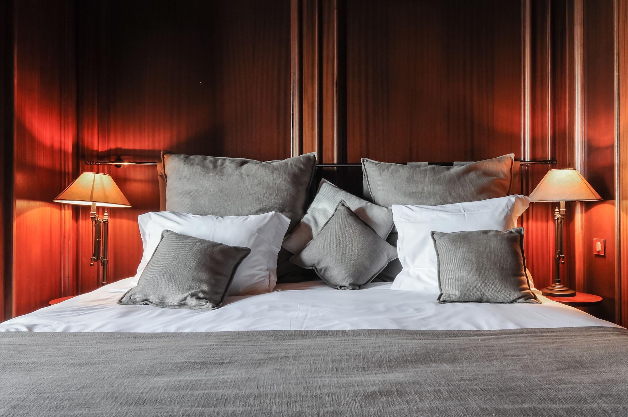 Le Palace De Menthon Екстер'єр фото A bed with cushions