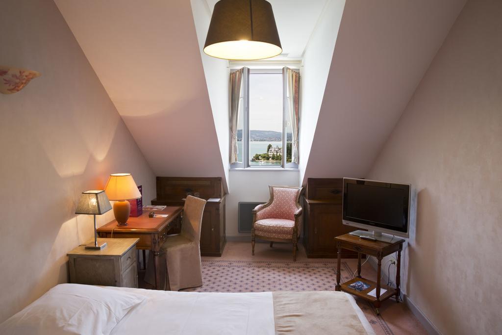 Le Palace De Menthon Екстер'єр фото A room at the hotel