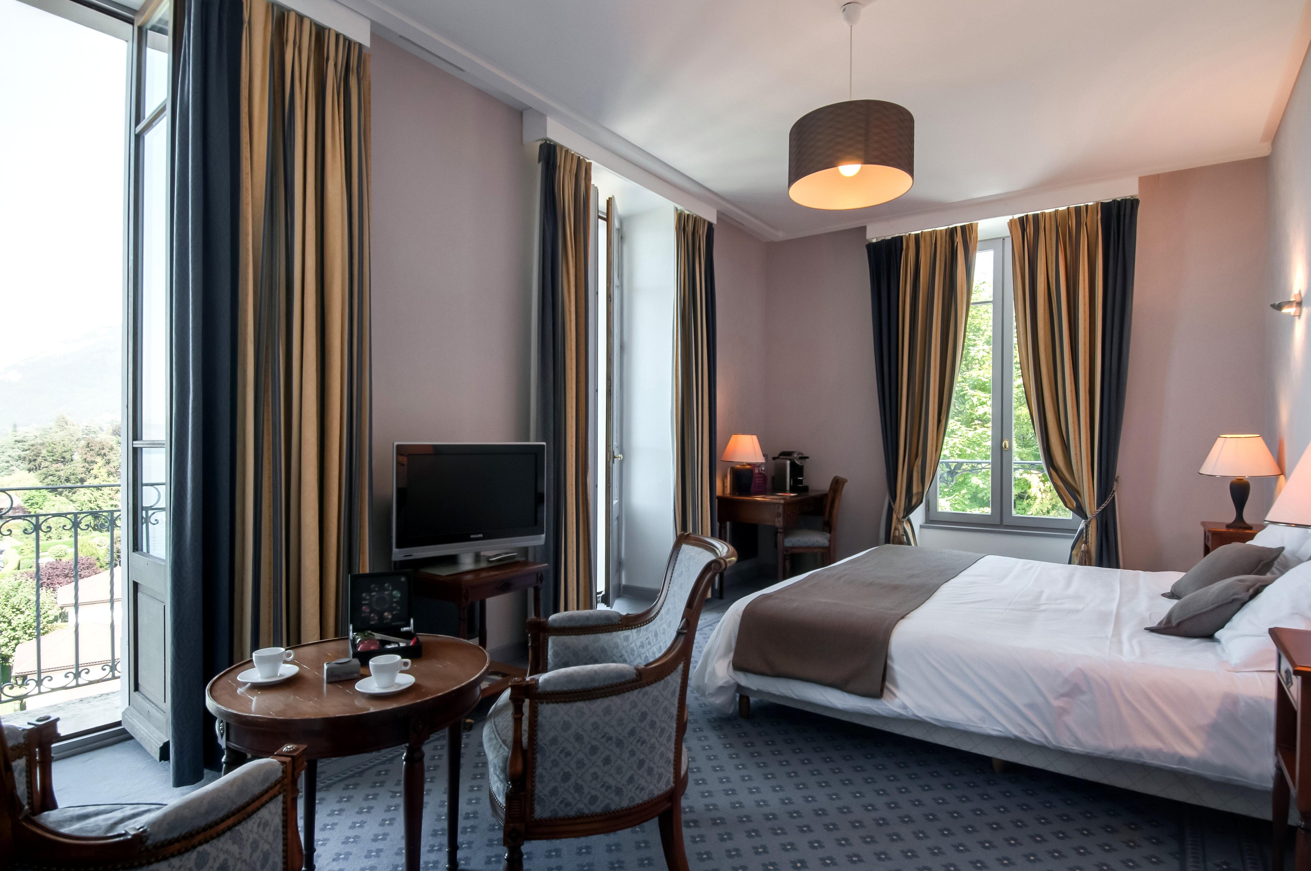 Le Palace De Menthon Екстер'єр фото A room at the hotel