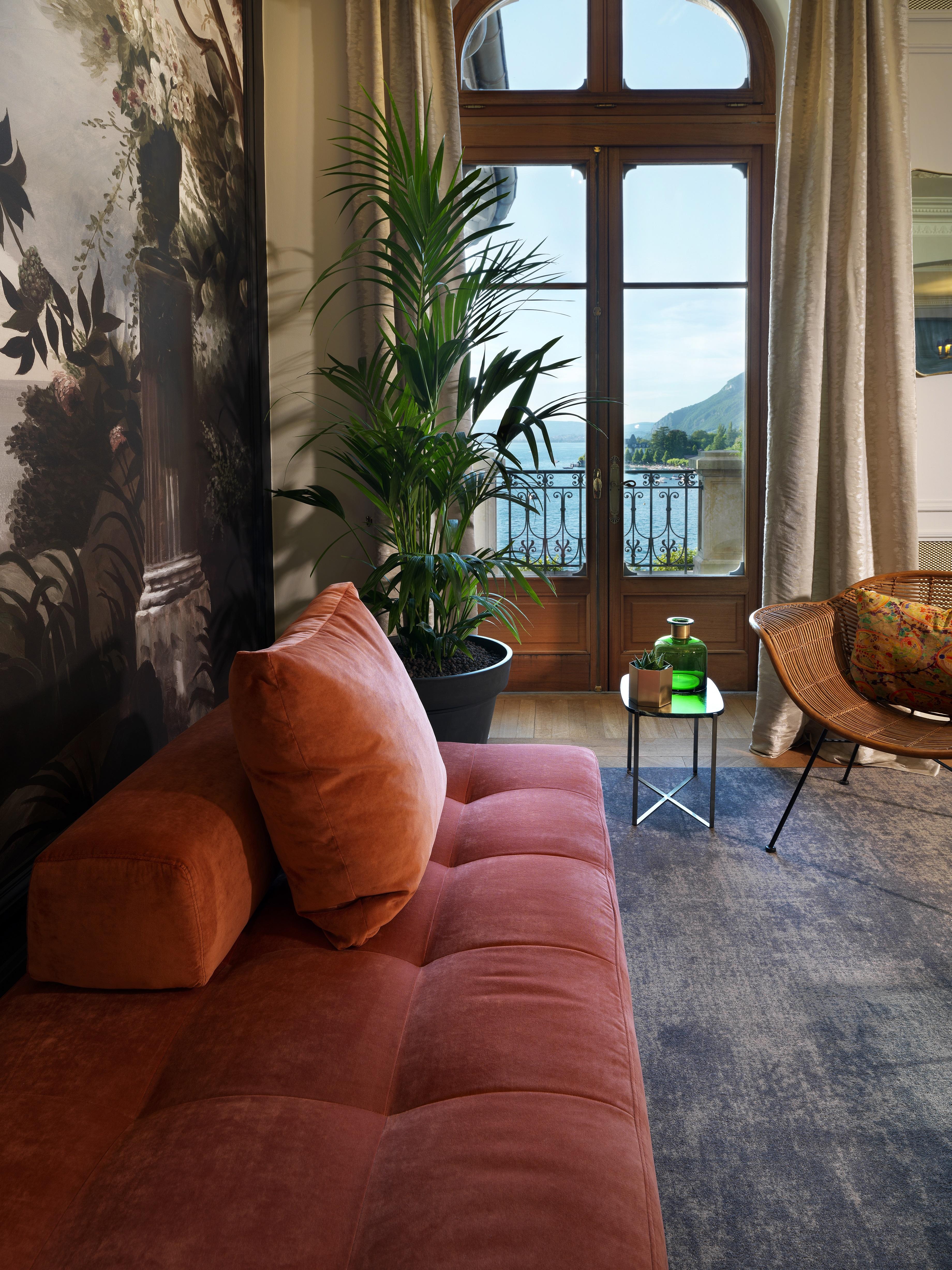 Le Palace De Menthon Екстер'єр фото A living room with a view of the sea