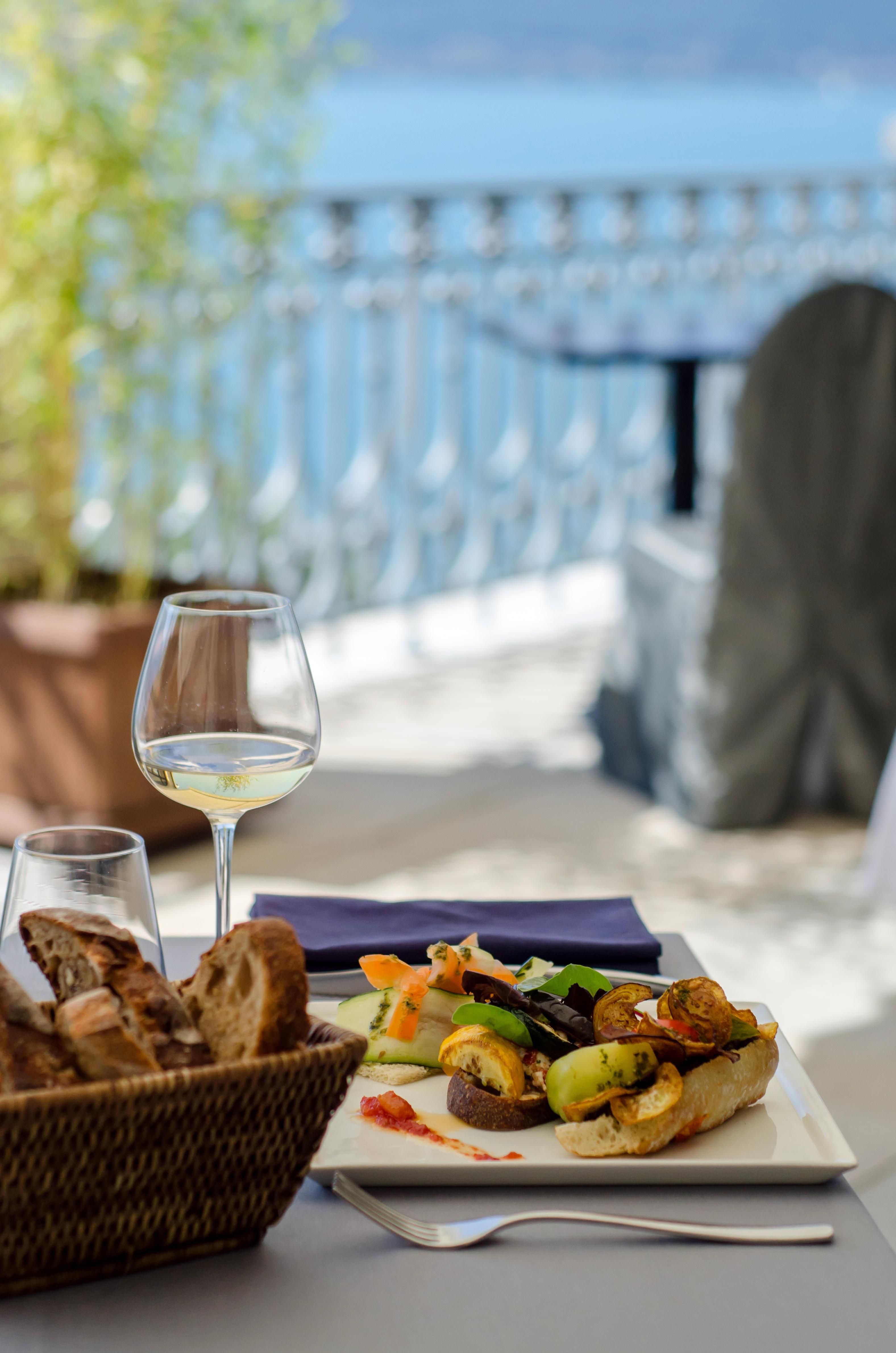 Le Palace De Menthon Екстер'єр фото A glass of white wine