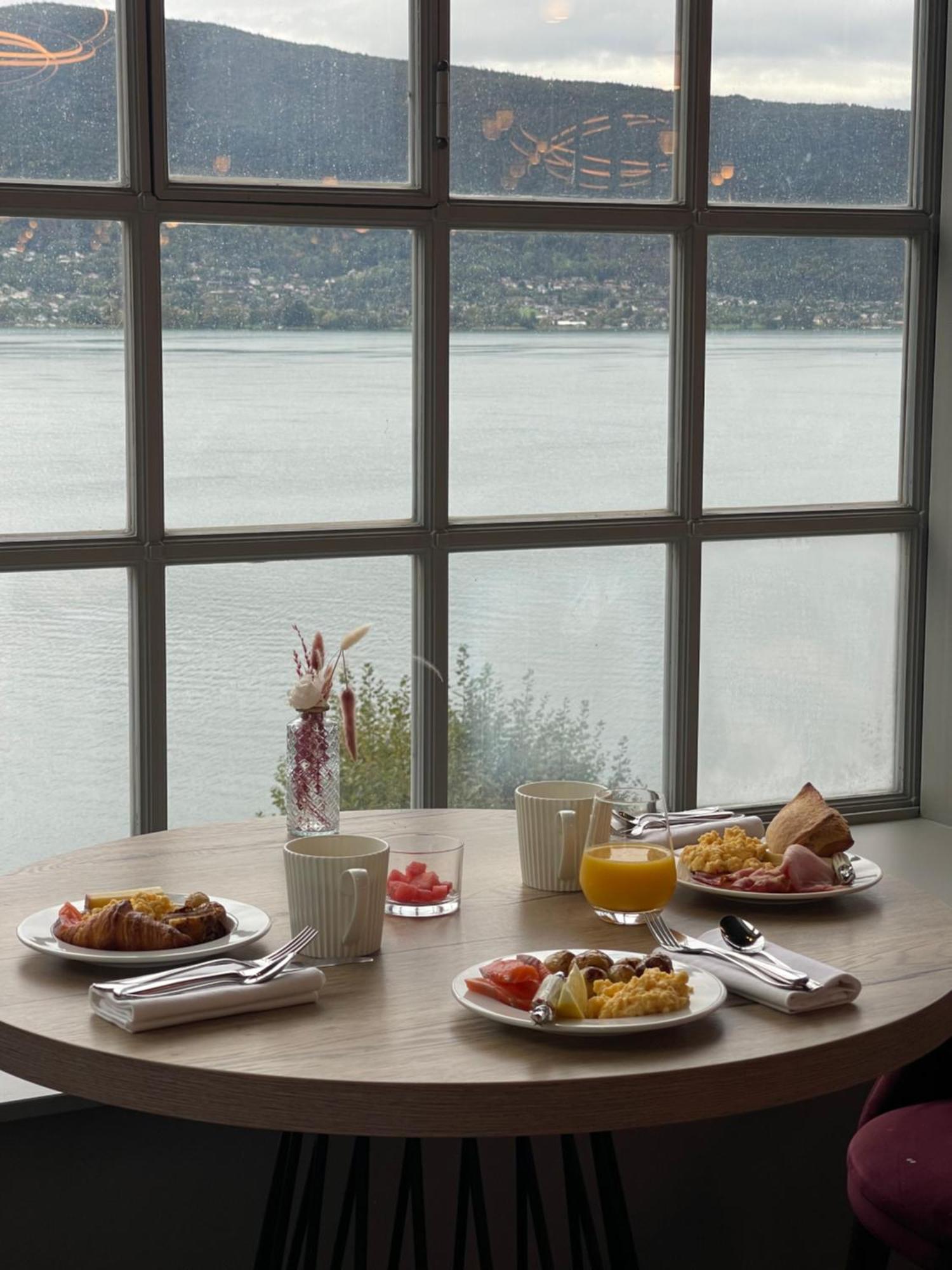 Le Palace De Menthon Екстер'єр фото A breakfast table