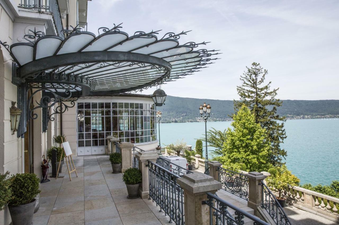Le Palace De Menthon Екстер'єр фото The hotel's entrance